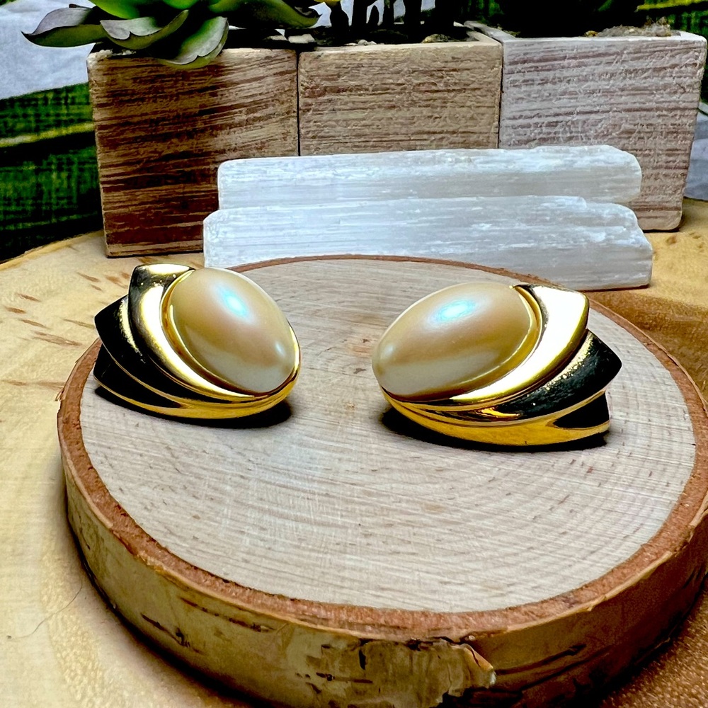 VTG| Paris Givenchy Scalloped Pearl Earrings ✨